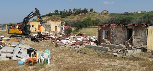 Demolito stabilimento balneare abusivo