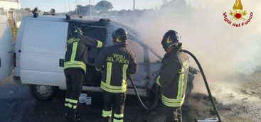 Furgone in fiamme dopo incidente, tre feriti (FOTO)