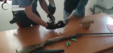 Nascondeva fucili clandestini, munizionamento ed ordigno esplosivo artigianale, arrestato (VIDEO)