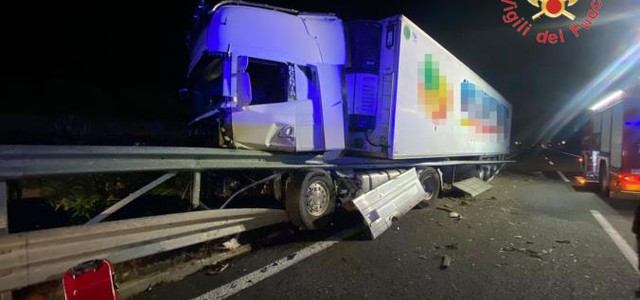 Sbanda con il camion e sfonda le barriere di protezione: l'incidente sull'A2 del Mediterraneo