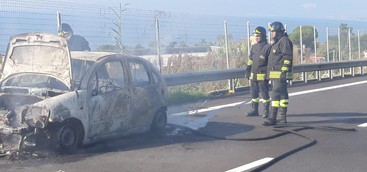 Auto in fiamme su autostrada A2 (VIDEO)