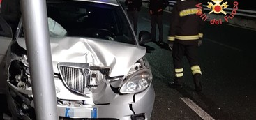 Auto perde il controllo e sbatte contro palo della luce a Catanzaro (FOTO)