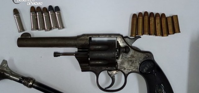 Revolver e munizioni in casa,un arresto
