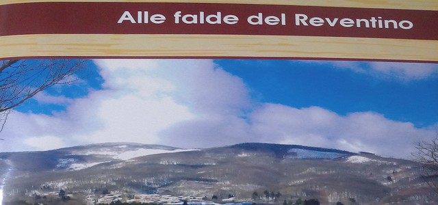 Nicolino Esposito sta distribuendo la sua rivista  “Alle falde del Reventino” 