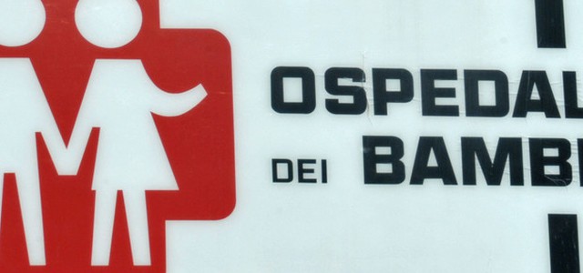 Un bimbo di 7 anni in coma, curato con l'omeopatia per l'otite