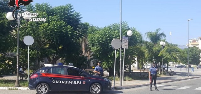 All’arrivo dei carabinieri getta cocaina nel water, un arresto nel Catanzarese