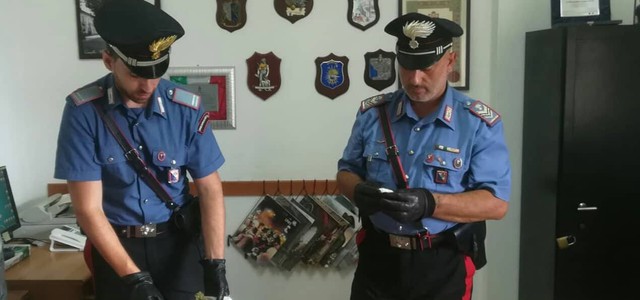 Marijuana e hashish in casa, arrestati due giovani