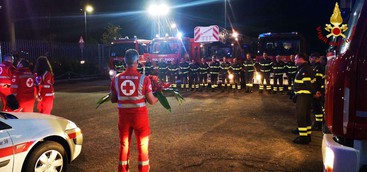 Crotone, la Croce Rossa Italiana omaggia i Vigili del Fuoco morti nell’alessandrino (FOTO)