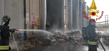 Incendio di rifiuti all'interno di un capannone in zona industriale (FOTO)