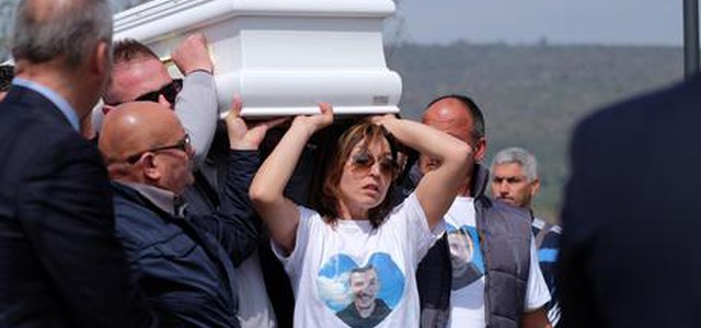 Ucciso dal branco, la madre: "Emanuele morto per la cattiveria degli uomini"