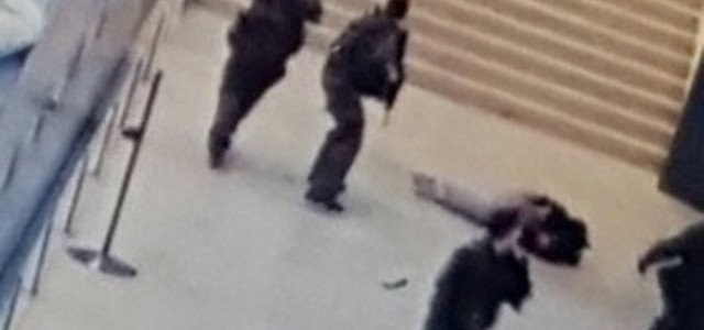 Parigi, militari aggrediti al Louvre. Cazeneuve: 'Attacco terroristico'