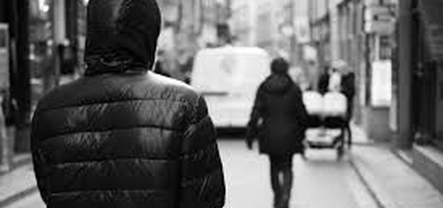Stalking: Perseguitava ex e compagno, divieto di avvicinamento