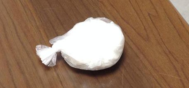 Nascondeva cocaina in auto, arrestato