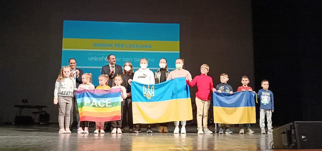 Il grande cuore dei catanzaresi per le bambine e i bambini ucraine, successo per lo spettacolo di beneficenza organizzato dall’Unicef Calabria al Teatro Politeama di Catanzaro