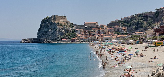 Maxi rissa sulla spiaggia tra 18enni per una ragazza: un ferito e decine di indagati