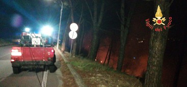 Auto in fiamme e incendio alla Pineta di Siano: vigili del fuoco in azione a Catanzaro