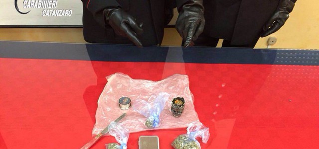 Marijuana e bilancino nel muro di contenimento: in manette ex sorvegliato speciale