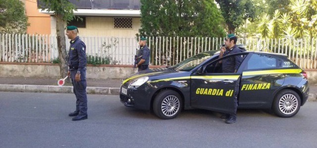 Tentano di gettare droga da auto, arrestati