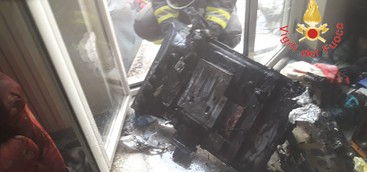 Corto circuito a televisore, incendio in appartamento