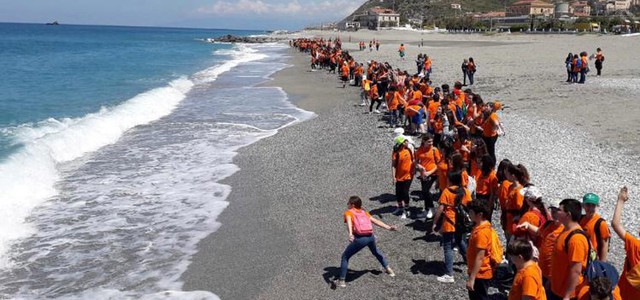 Gita in spiaggia, per pulire le nostre coste, 490 studenti ad Amantea.