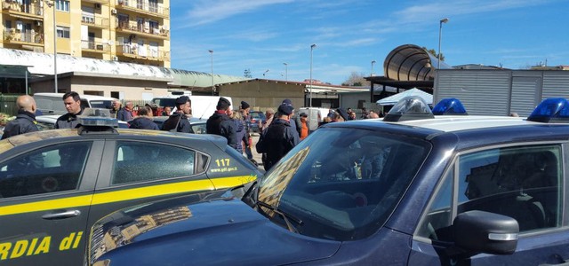 Crotone, blitz delle forze dell'ordine al mercato di via Manna