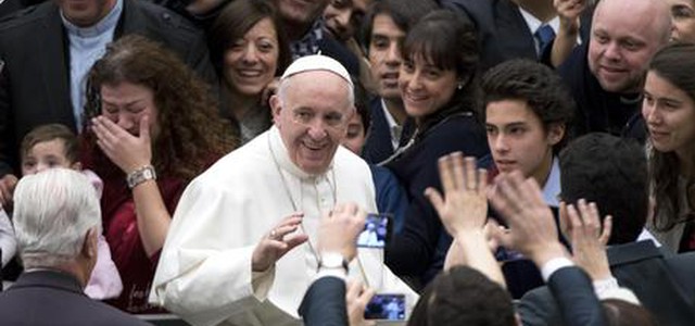 Papa: donne più coraggiose degli uomini