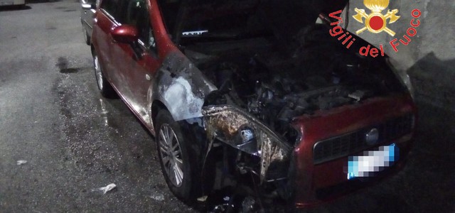 Auto in fiamme a Centrache, non si esclude la natura dolosa