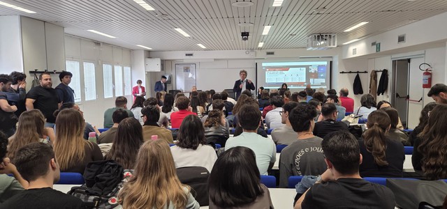 Dalle aule del DESF al mondo del lavoro: un’aula gremita di studenti per l’incontro con laureate e laureati del Dipartimento