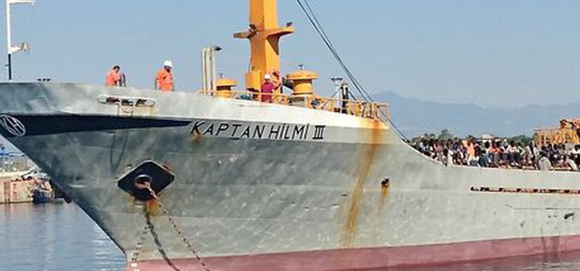Migranti: 256 su mercantile in Calabria