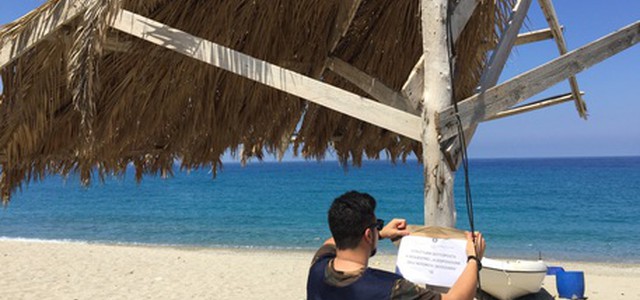 Sequestrate coperture abusive in spiaggia nel reggino