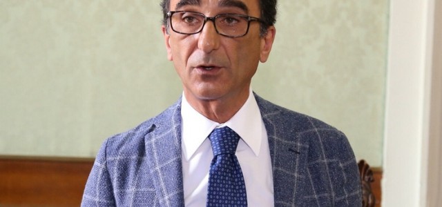 Abramo si congratula con l'Ispettore capo di Polizia Francesco Palaia