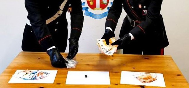 Acquista cocaina e fugge in monopattino ma cade, preso