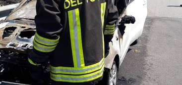 Auto con impianto Gpl in fiamme a Catanzaro, illeso conducente
