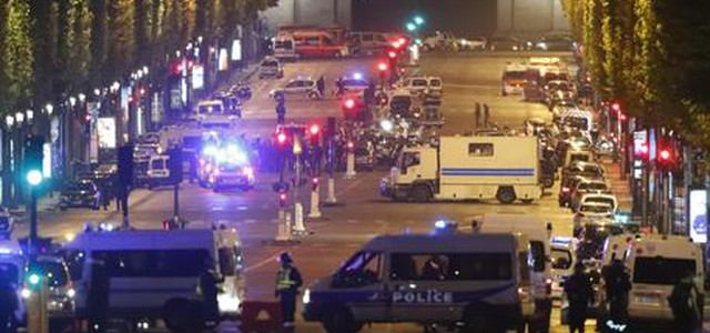 Parigi, ucciso un agente agli Champs Elysées. Morto aggressore. L'Isis rivendica l'attacco