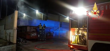 Cassoni di rifiuti in fiamme davanti a cantiere nautico nel Catanzarese, indagini sulle cause