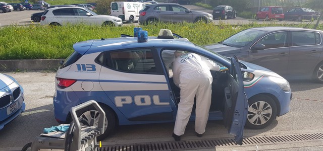 Flash - Coronavirus, sanificazione in corso ad auto della Polizia di Stato (FOTO)