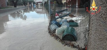 Maltempo nel Catanzarese, villaggi a Simeri Mare sommersi dall'acqua