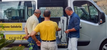 Curinga - Consegnato il nuovo Scuolabus di 22 posti con  pedana per diversamente abili 