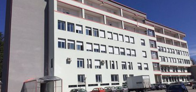 Obitorio ospedale piccolo, salme nei corridoi
