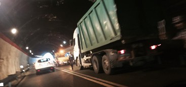 Flash - Camion in panne nella galleria di Copanello, disagi sulla SS 106 (FOTO)