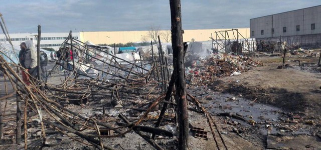 Nuovo incendio nella baraccopoli di San Ferdinando. Muore un giovane migrante
