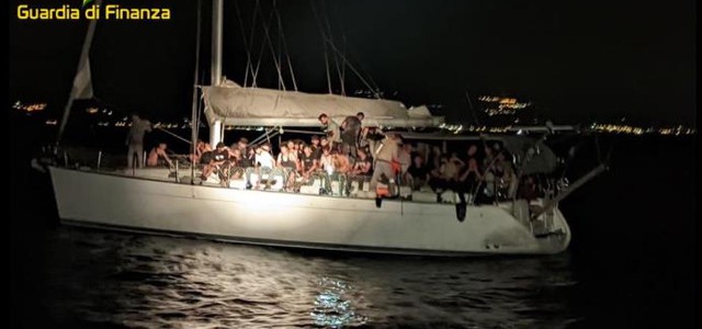 Roccella Ionica, sbarcati oltre 100 migranti nella notte su una barca a vela
