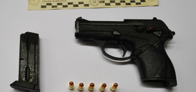Spara in strada per schiamazzi, arrestato