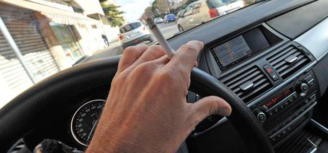 Fuma in auto con a bordo figlio, multato