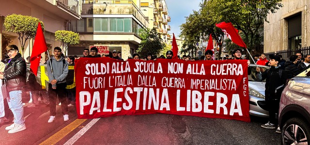 STUDENTI IN PIAZZA CONTRO GUERRA E REPRESSIONE: FERMIAMO IL GOVERNO!
