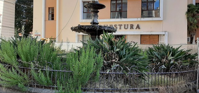 FONTANA DI PIAZZA SANTA CATERINA, PISANO (CATANZARO CON ABRAMO) NE SOLLECITA LA PULIZIA