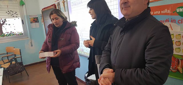 Natale, sindaco visita scuole