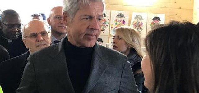 Terremoto: Baglioni a Norcia consegna assegno per bambini
