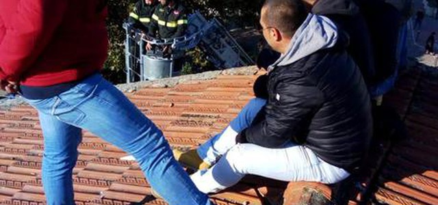 Operai licenziati su tetto scuola per protesta