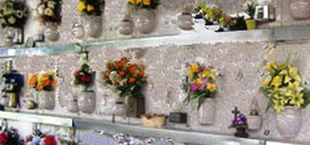 Ruba portafoglio ad una donna nel cimitero, arrestato